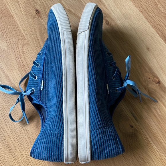 TOMS teal corduroy tennis shoes sneakers. Ribbon laces. Size US 8.5. CUTE!! - Picture 5 of 7